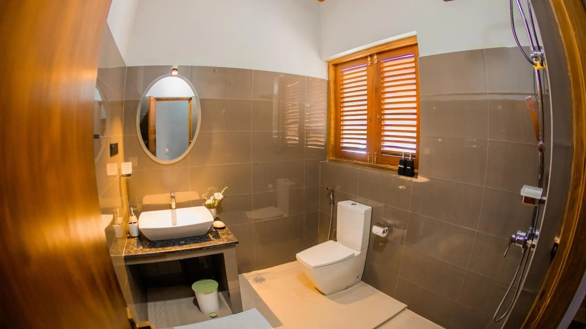 Golden Shower Inn Kandy Hotel
